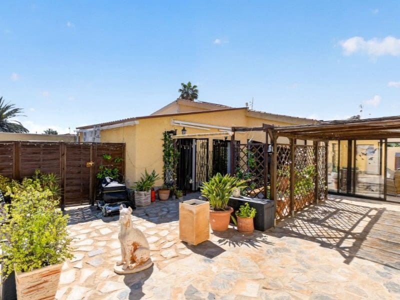 Chalet de 3 habitaciones en Torrevieja en venta - 496.000 € (Ref: 9869139)