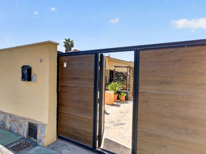 Chalet de 3 habitaciones en Torrevieja en venta - 496.000 € (Ref: 9869139)