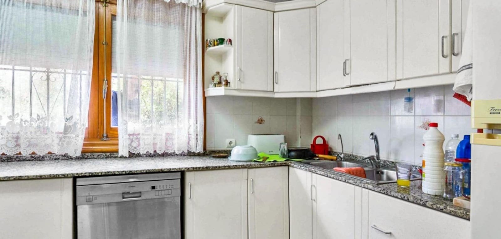8 soveværelse Villa til salg i La Siesta med swimmingpool garage - € 550.000 (Ref: 9869203)