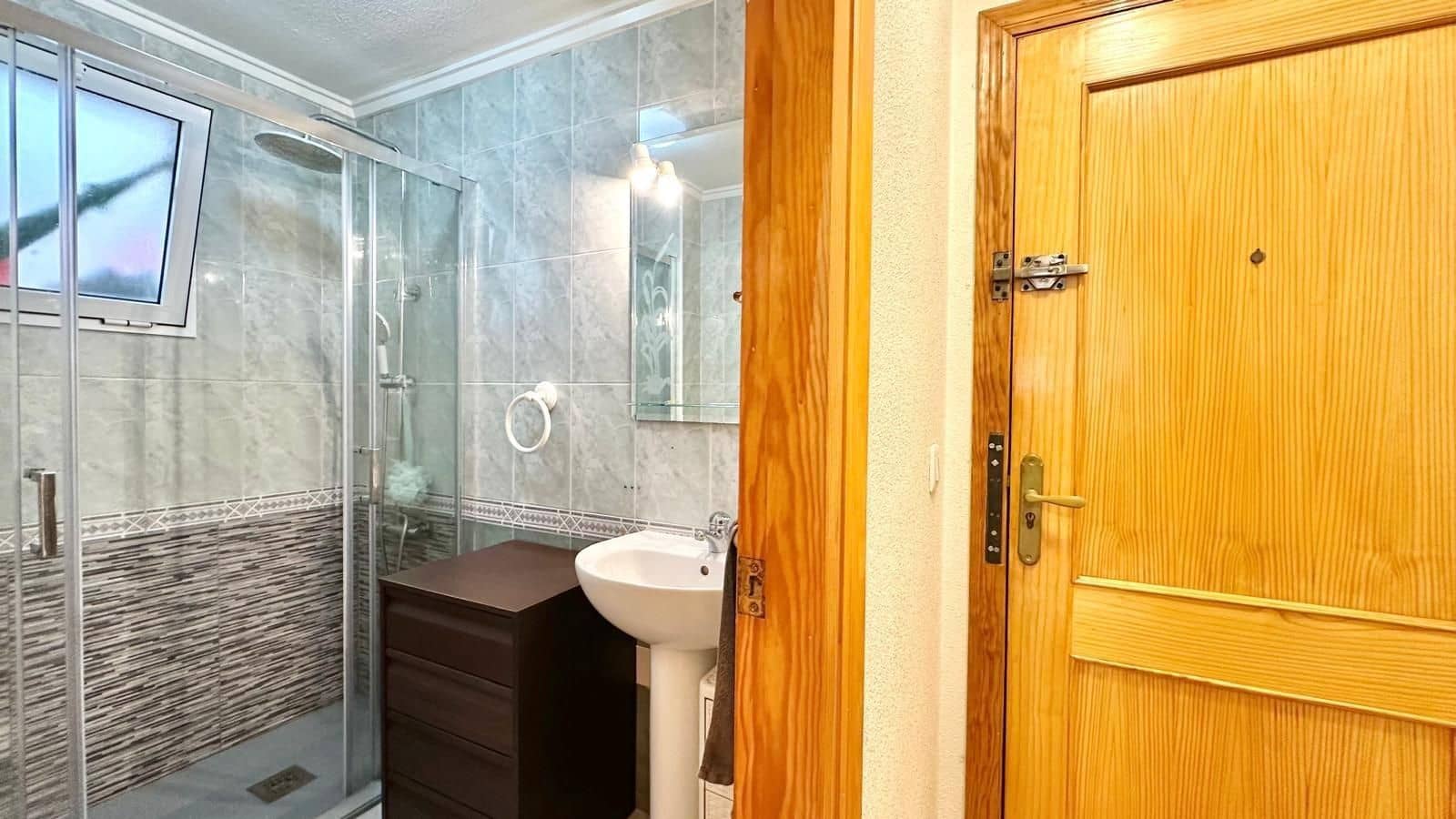 2 Zimmer Apartment zu verkaufen in Torrevieja mit Pool - 134.900 € (Ref: 9869215)