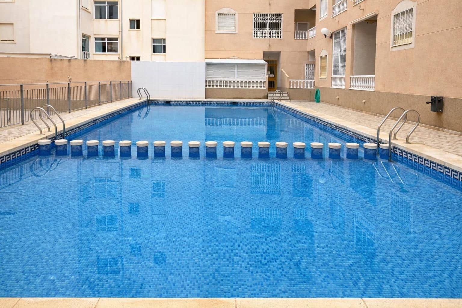 2 makuuhuone Huoneisto myytävänä paikassa Torrevieja mukana uima-altaan - 135 900 € (Ref: 9869243)