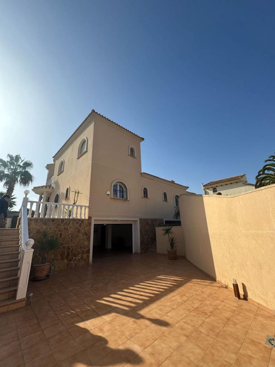 4 soveværelse Villa til salg i Playa Flamenca med swimmingpool - € 960.000 (Ref: 9869276)