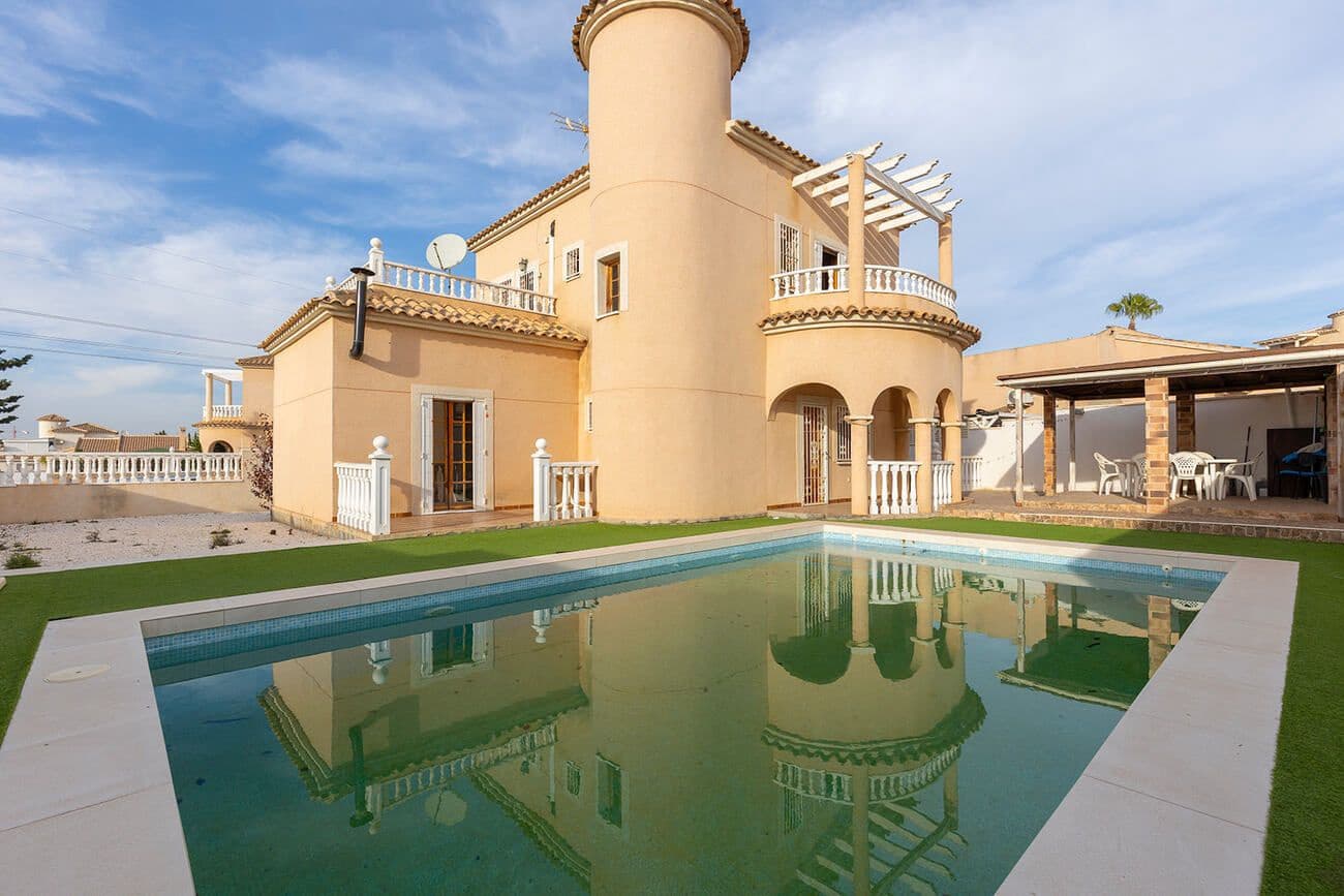 4 bedroom Villa for sale in Almoradi with pool - € 385,000 (Ref: 9869341)