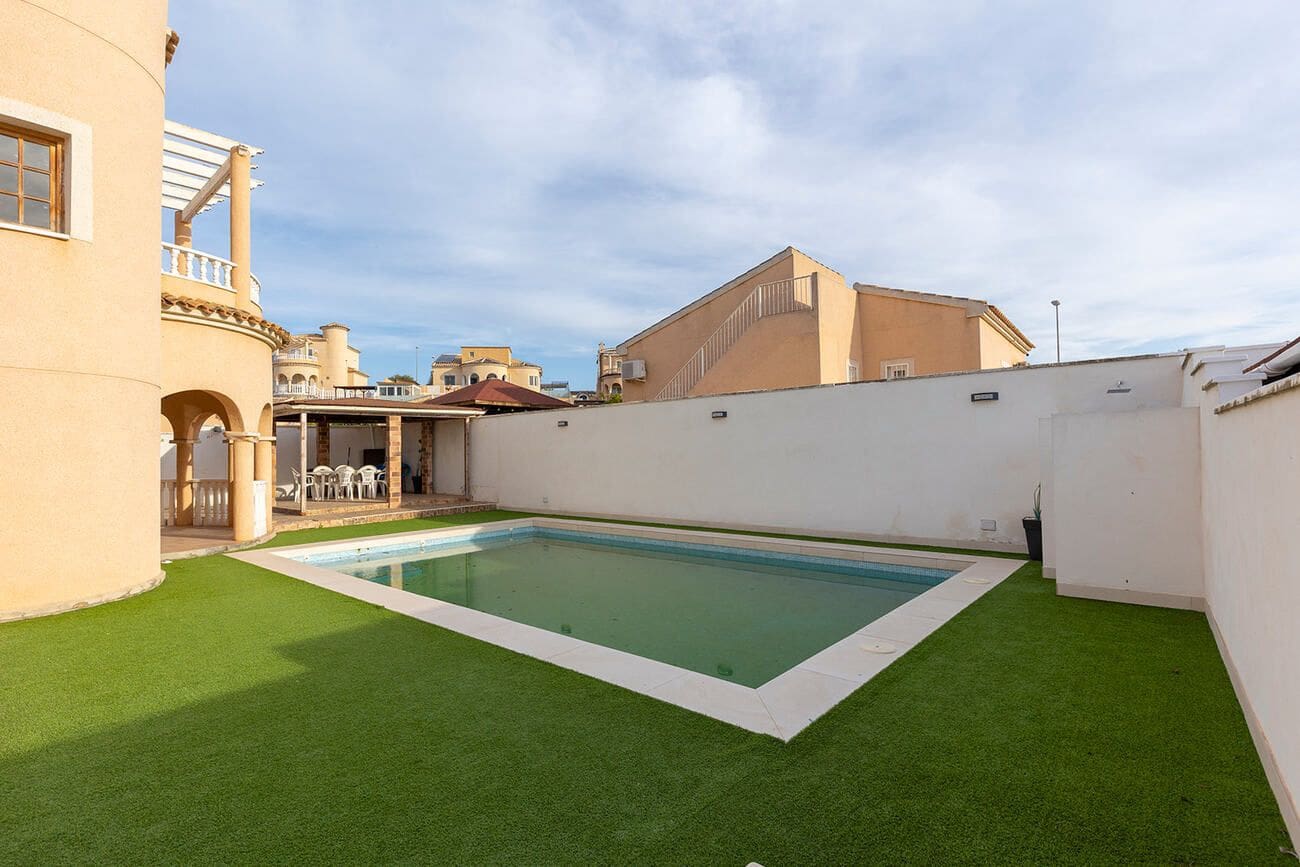 4 bedroom Villa for sale in Almoradi with pool - € 385,000 (Ref: 9869341)