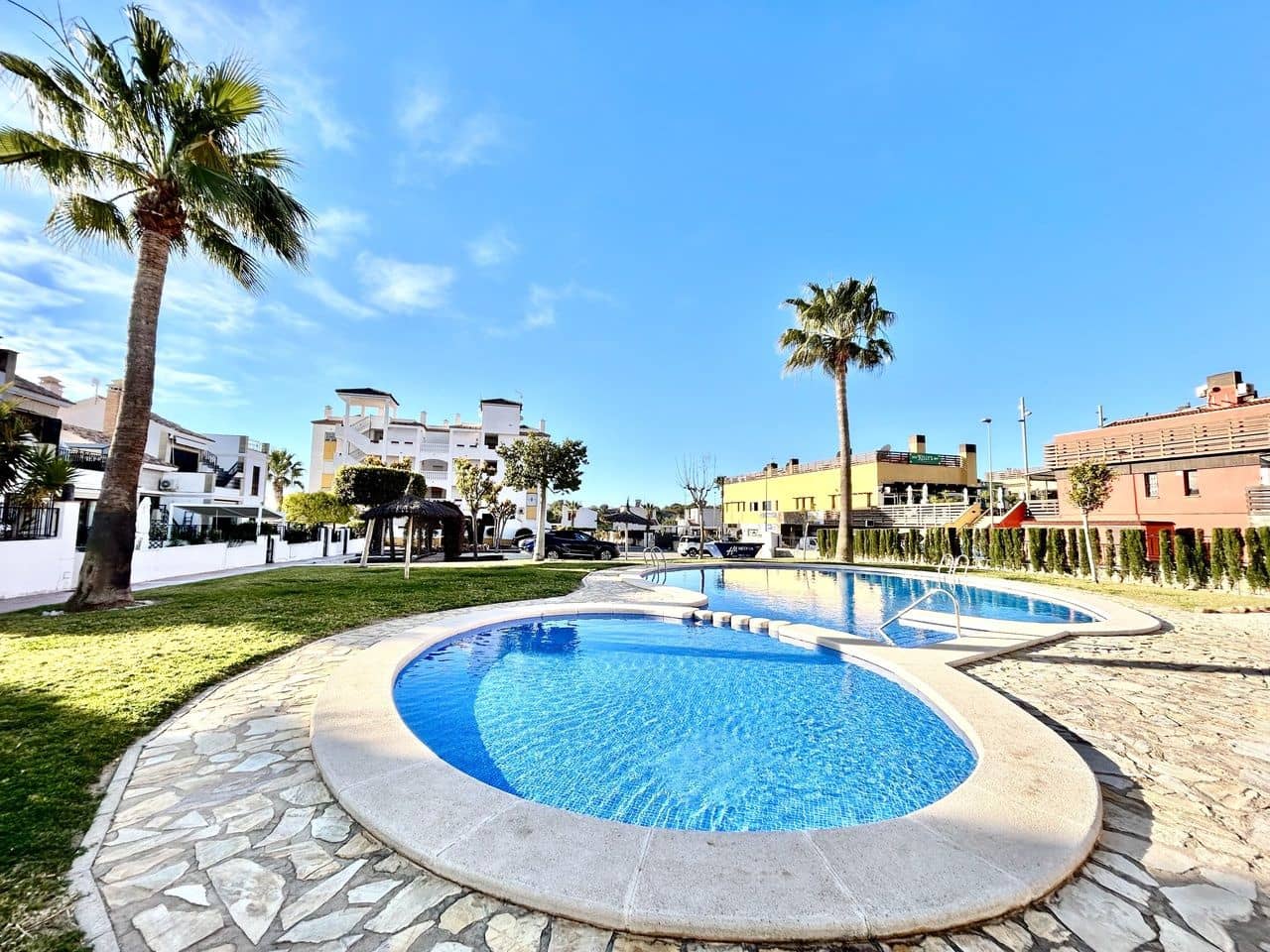 Apartamento de 2 habitaciones en Villamartin en venta - 189.000 € (Ref: 9962799)