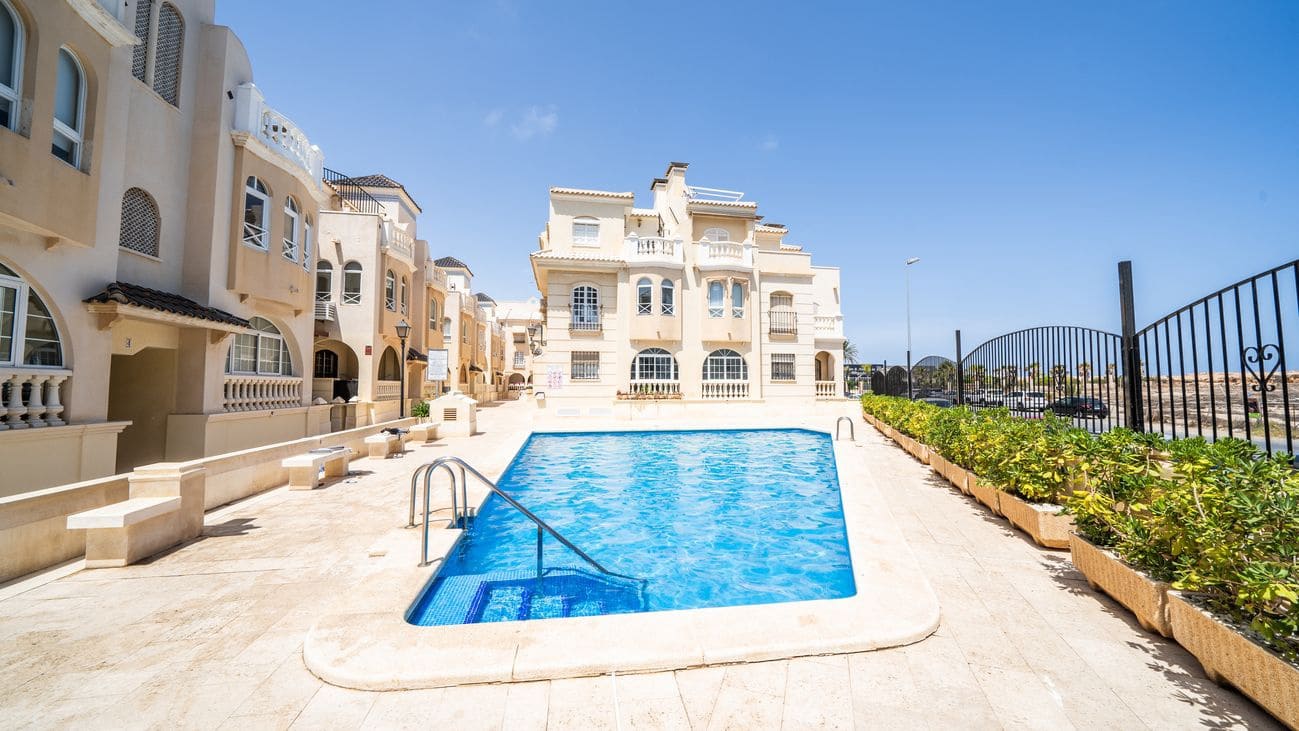 Apartamento de 2 habitaciones en Torrevieja en venta con piscina - 349.000 € (Ref: 9962813)