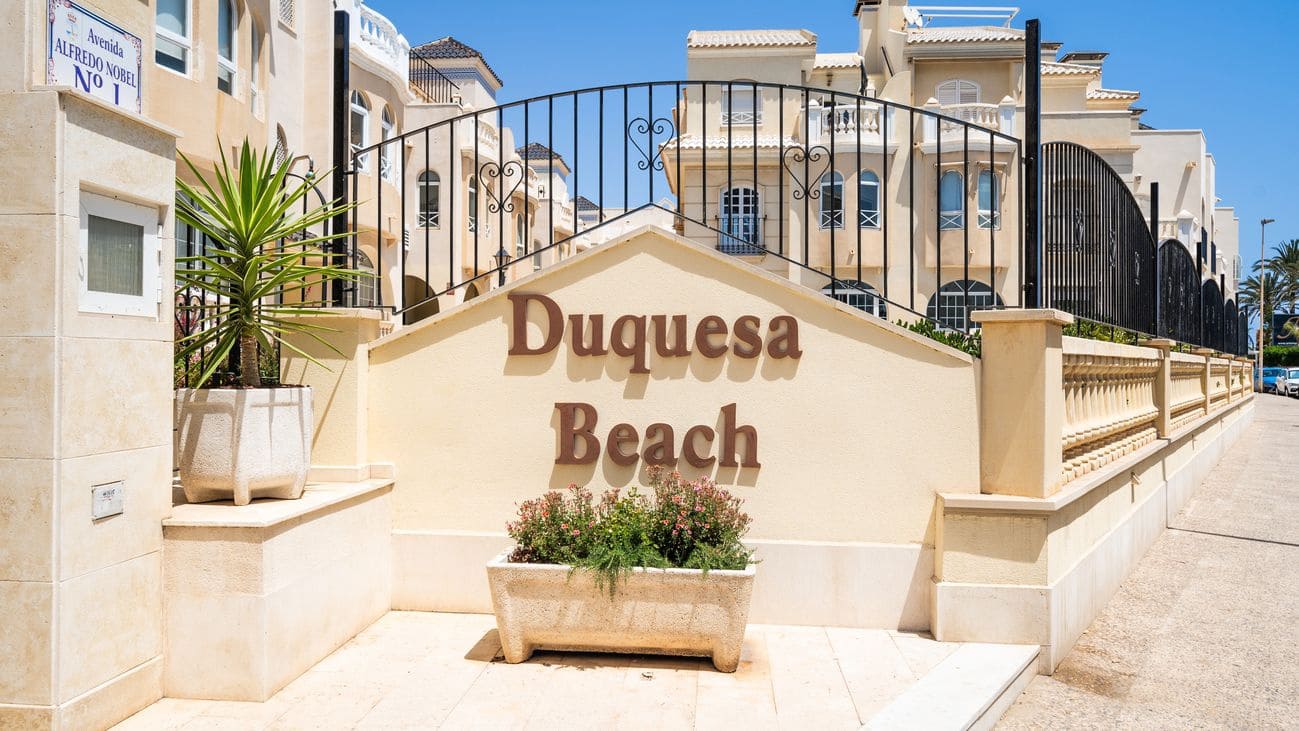 Apartamento de 2 habitaciones en Torrevieja en venta con piscina - 349.000 € (Ref: 9962813)