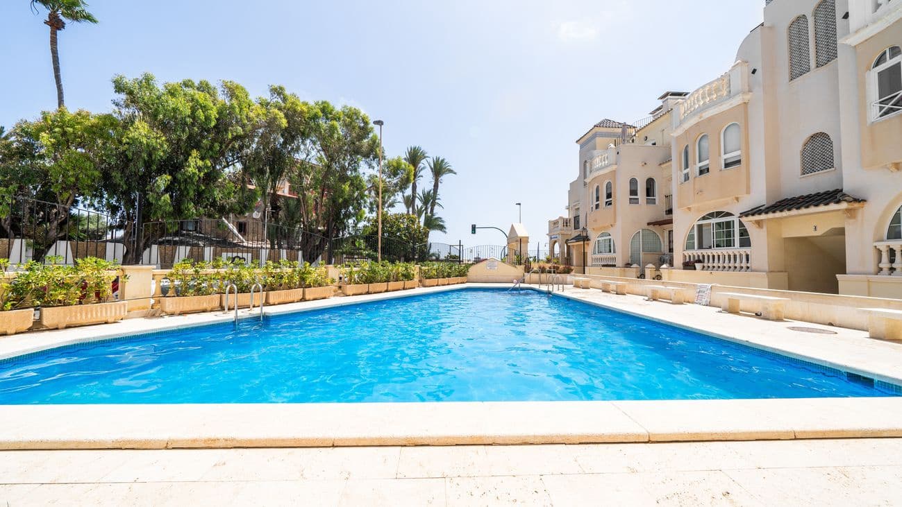 Apartamento de 2 habitaciones en Torrevieja en venta con piscina - 349.000 € (Ref: 9962813)