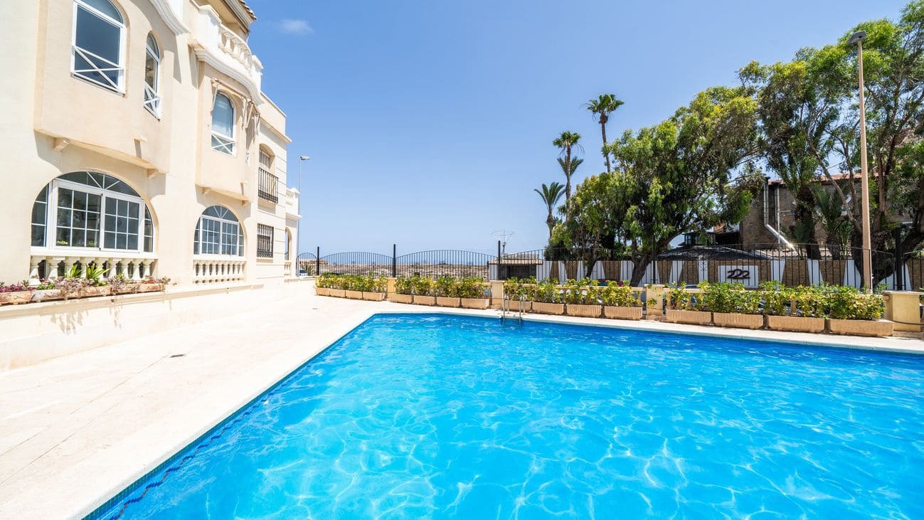 Apartamento de 2 habitaciones en Torrevieja en venta con piscina - 349.000 € (Ref: 9962813)