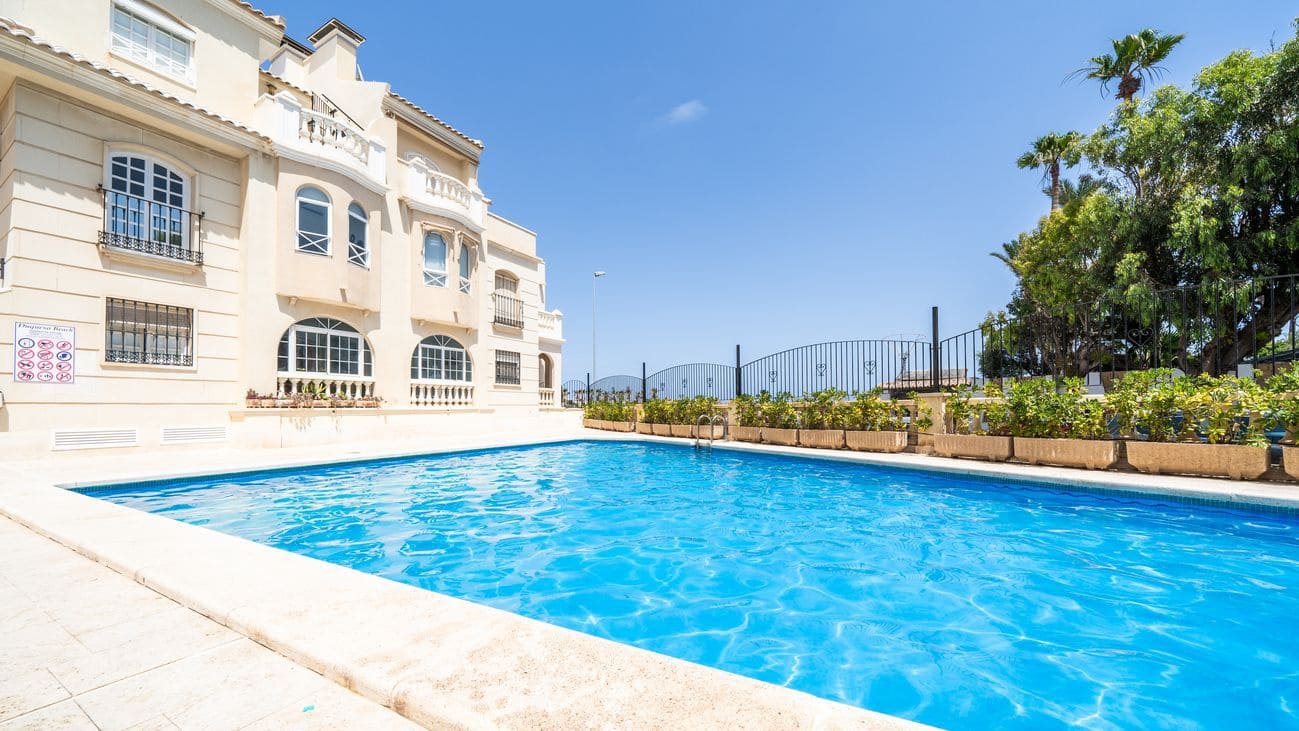 Apartamento de 2 habitaciones en Torrevieja en venta con piscina - 349.000 € (Ref: 9962813)
