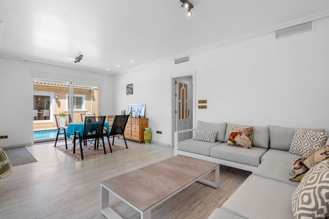 7 Zimmer Villa zu verkaufen in Torre de la Horadada - 899.000 € (Ref: 9962943)