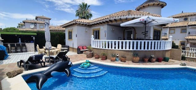 4 soveværelse Villa til salg i Villamartin, Orihuela med swimmingpool - € 389.995 (Ref: 9962949)