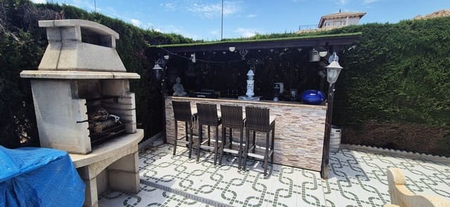 4 soveværelse Villa til salg i Villamartin, Orihuela med swimmingpool - € 389.995 (Ref: 9962949)
