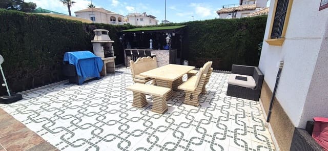 4 soveværelse Villa til salg i Villamartin, Orihuela med swimmingpool - € 389.995 (Ref: 9962949)