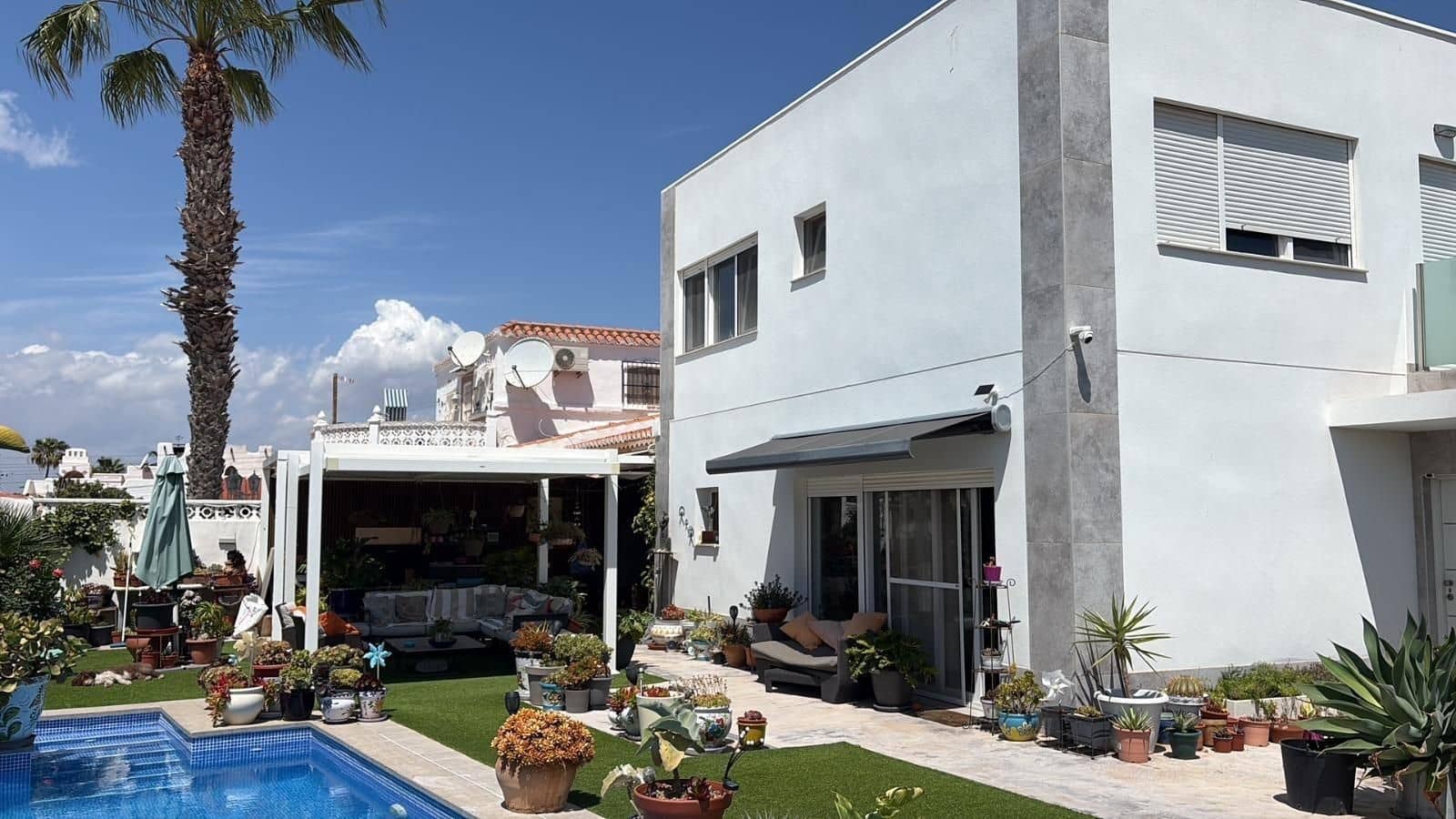 2 bedroom Villa for sale in Torrevieja with pool - € 465,000 (Ref: 9963006)