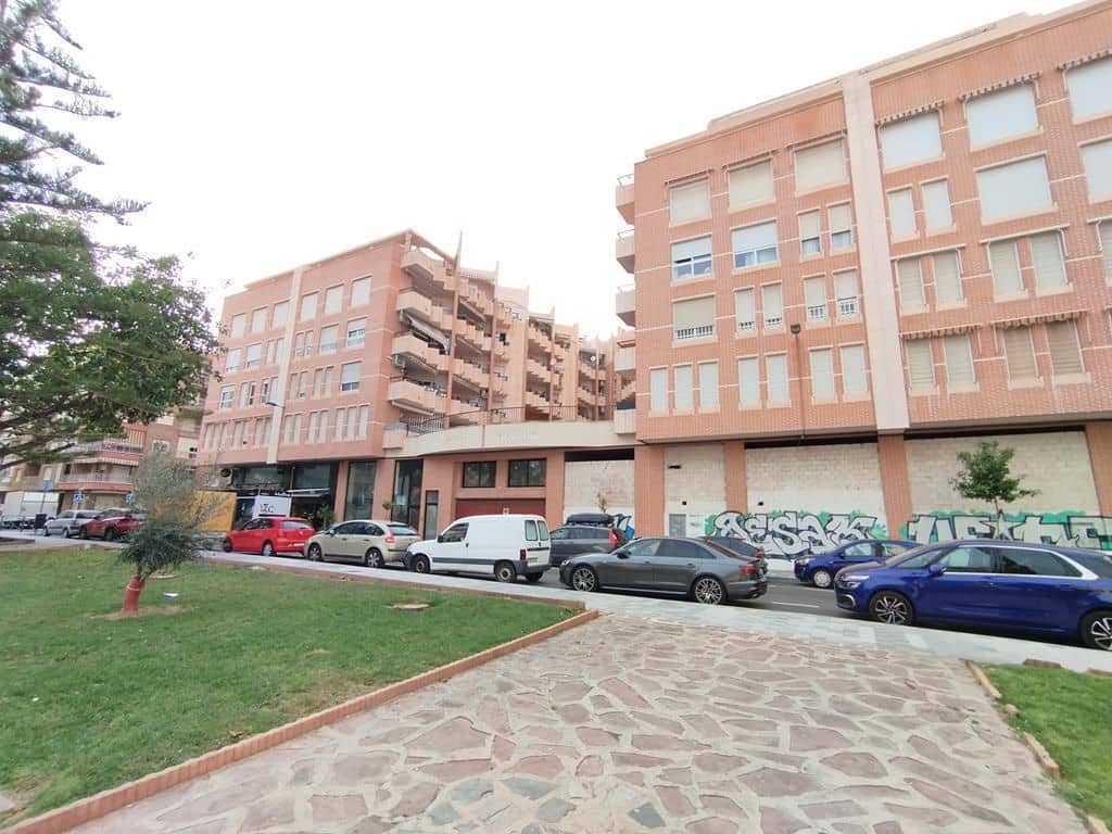 Apartamento de 3 habitaciones en Torrevieja en venta con piscina garaje - 240.000 € (Ref: 9963053)