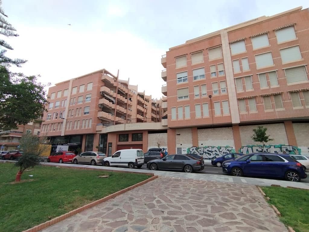 Apartamento de 3 habitaciones en Torrevieja en venta con piscina garaje - 240.000 € (Ref: 9963053)