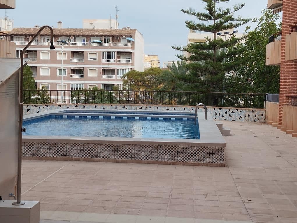 Apartamento de 3 habitaciones en Torrevieja en venta con piscina garaje - 240.000 € (Ref: 9963053)