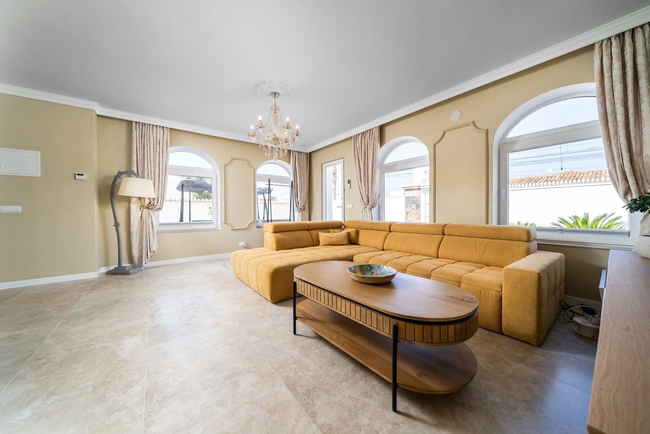 4 Zimmer Villa zu verkaufen in Torrevieja mit Pool - 1.350.000 € (Ref: 9963130)