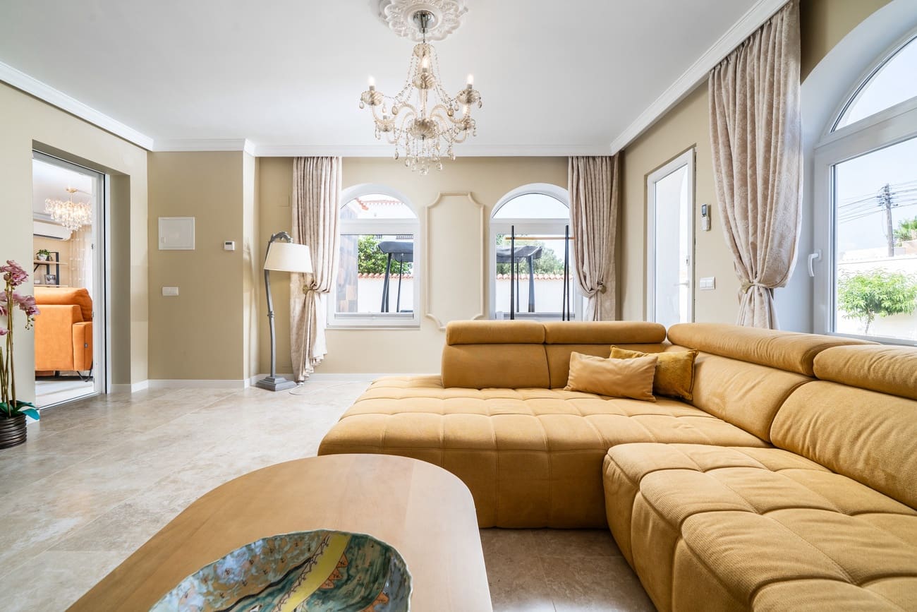 4 Zimmer Villa zu verkaufen in Torrevieja mit Pool - 1.350.000 € (Ref: 9963130)