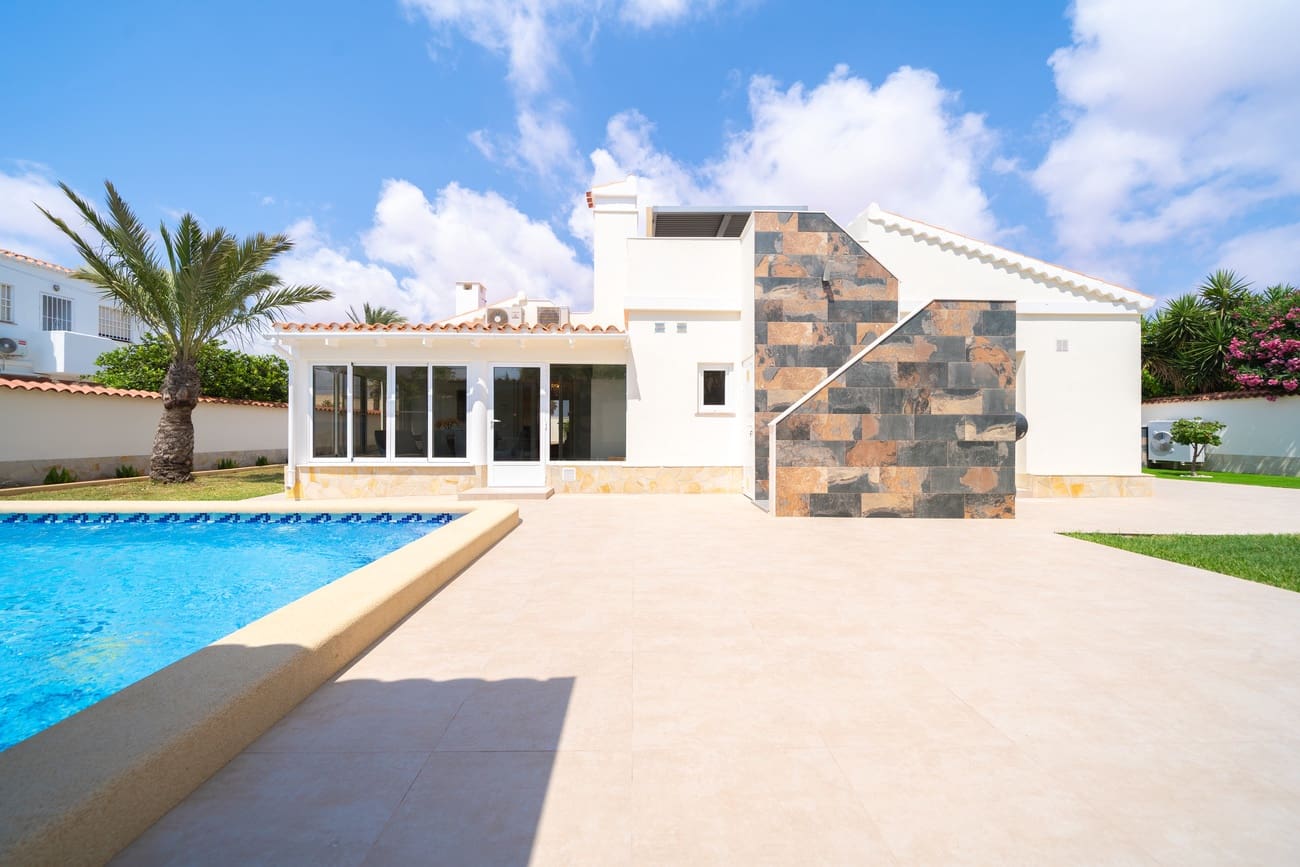 4 Zimmer Villa zu verkaufen in Torrevieja mit Pool - 1.350.000 € (Ref: 9963130)