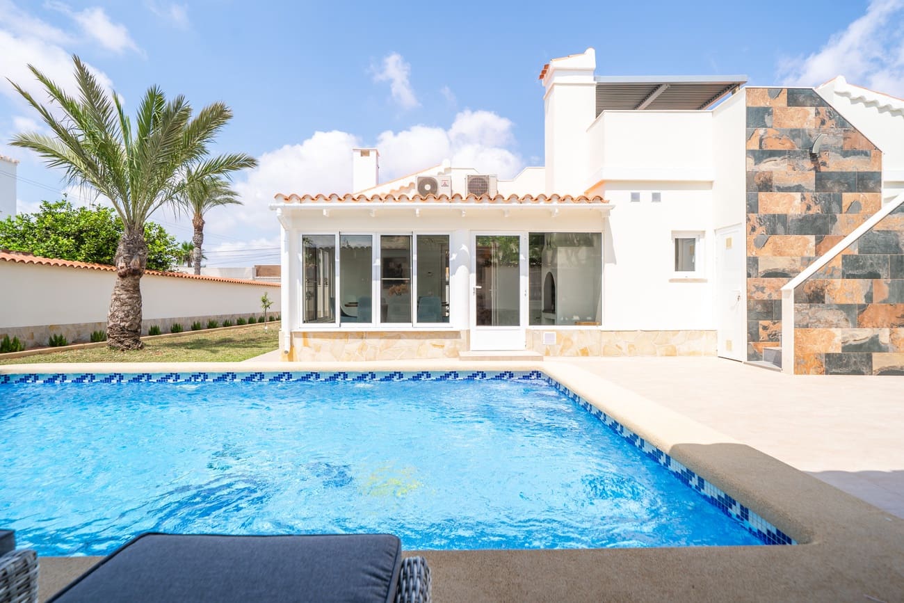 4 Zimmer Villa zu verkaufen in Torrevieja mit Pool - 1.350.000 € (Ref: 9963130)