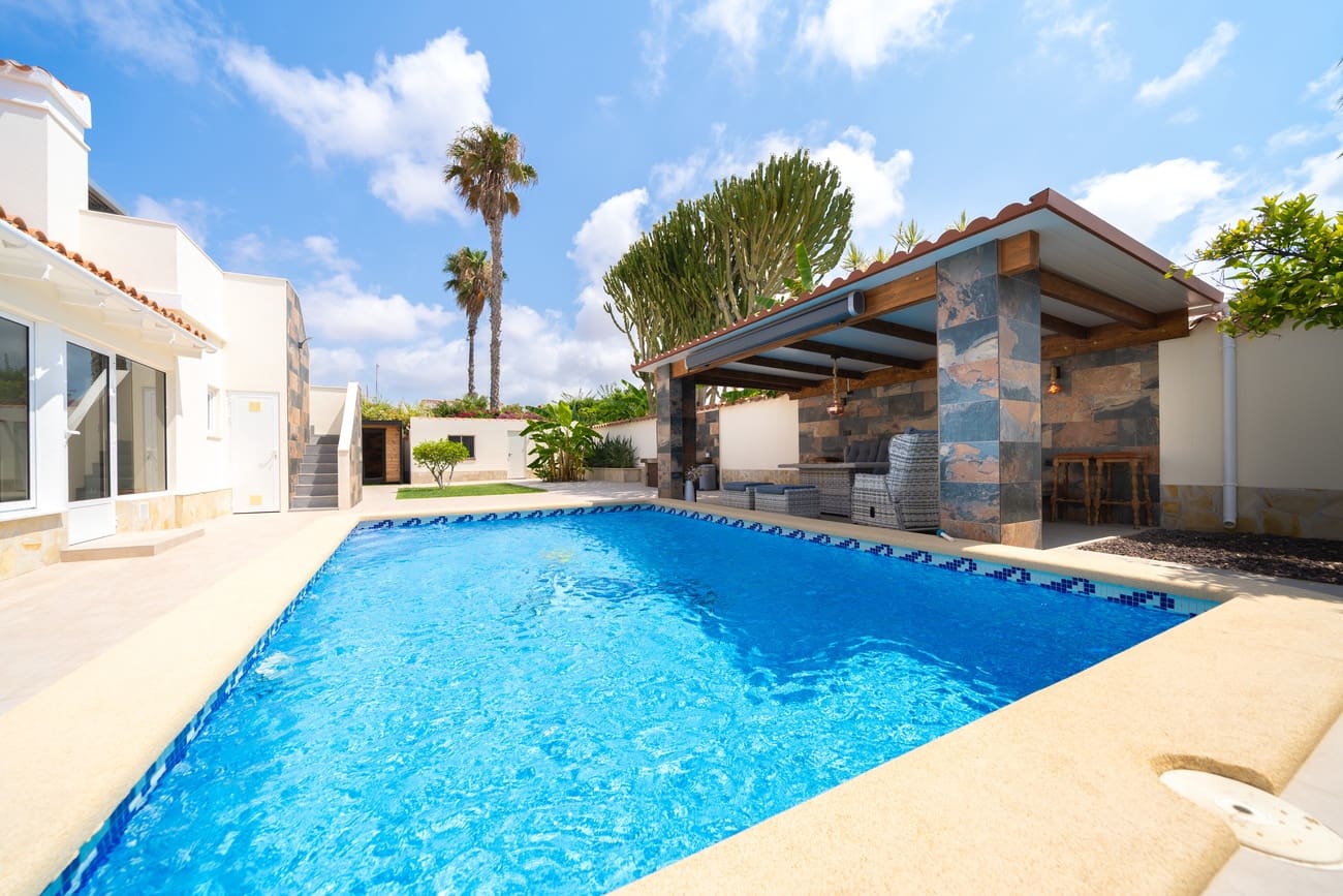 4 Zimmer Villa zu verkaufen in Torrevieja mit Pool - 1.350.000 € (Ref: 9963130)
