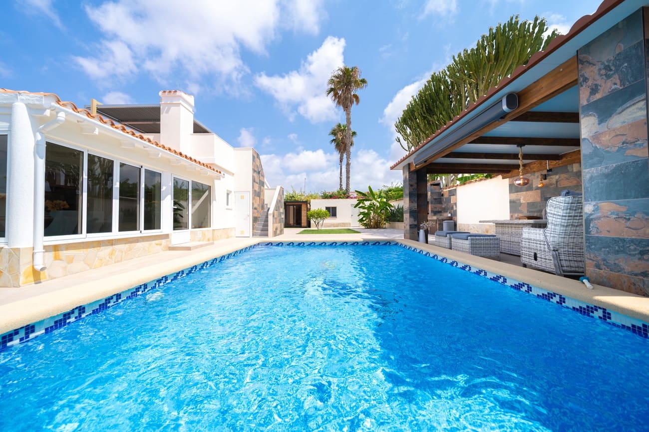 4 Zimmer Villa zu verkaufen in Torrevieja mit Pool - 1.350.000 € (Ref: 9963130)