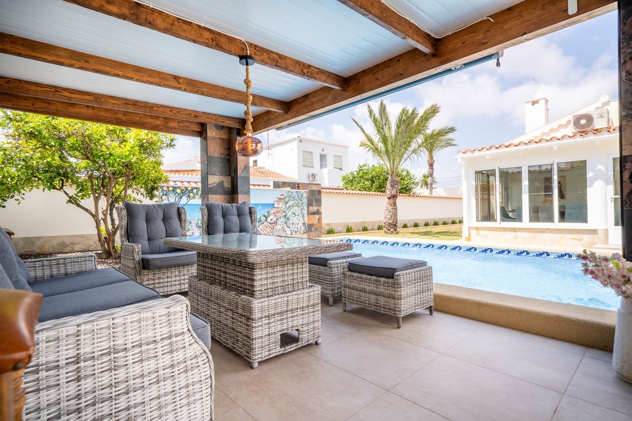 4 Zimmer Villa zu verkaufen in Torrevieja mit Pool - 1.350.000 € (Ref: 9963130)