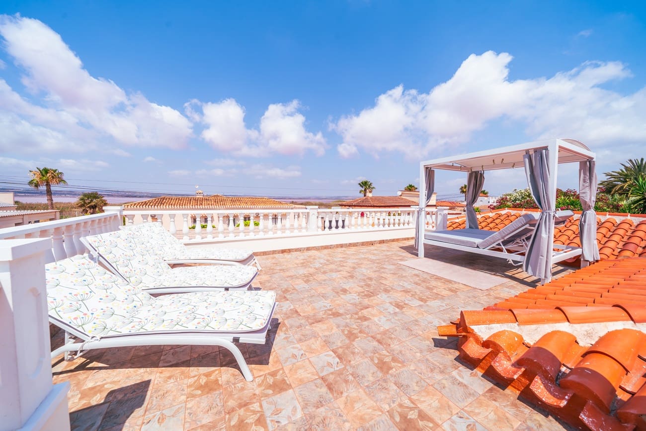 4 Zimmer Villa zu verkaufen in Torrevieja mit Pool - 1.350.000 € (Ref: 9963130)