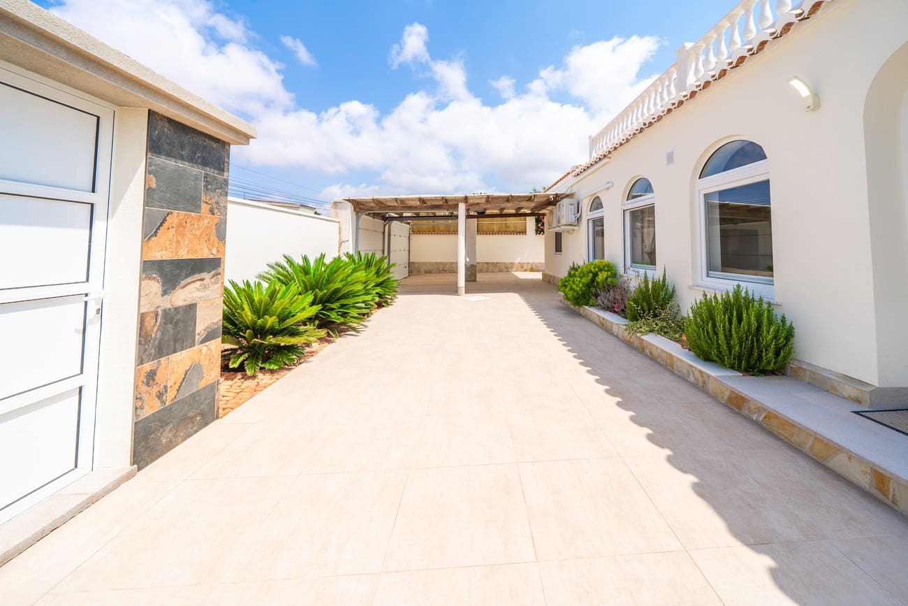 4 Zimmer Villa zu verkaufen in Torrevieja mit Pool - 1.350.000 € (Ref: 9963130)