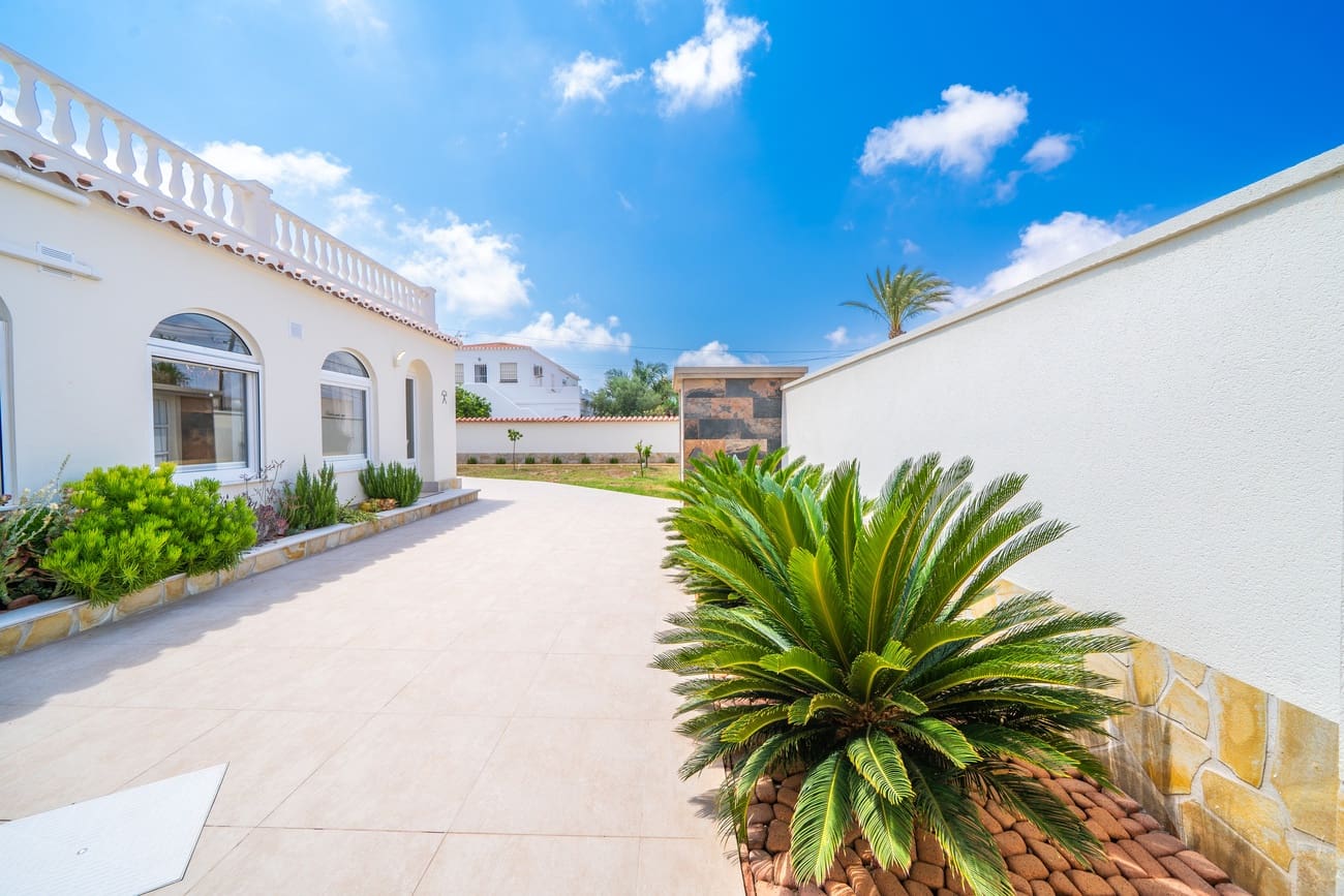 4 Zimmer Villa zu verkaufen in Torrevieja mit Pool - 1.350.000 € (Ref: 9963130)