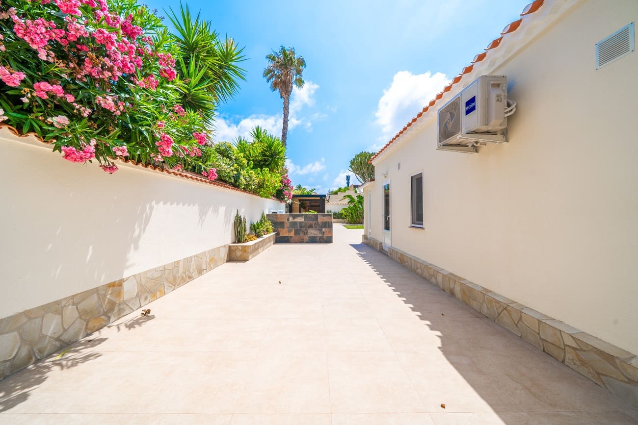 4 Zimmer Villa zu verkaufen in Torrevieja mit Pool - 1.350.000 € (Ref: 9963130)