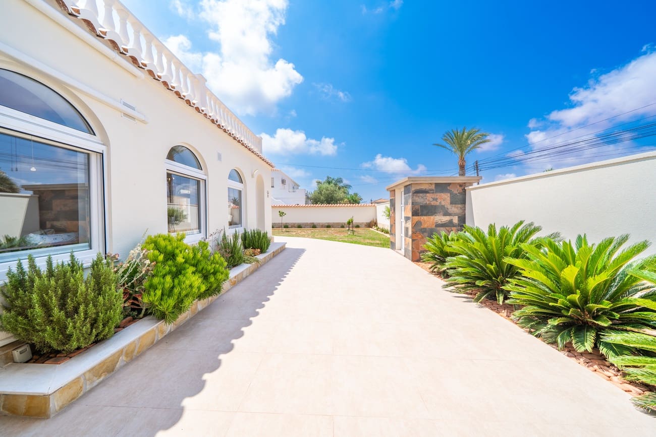 4 Zimmer Villa zu verkaufen in Torrevieja mit Pool - 1.350.000 € (Ref: 9963130)