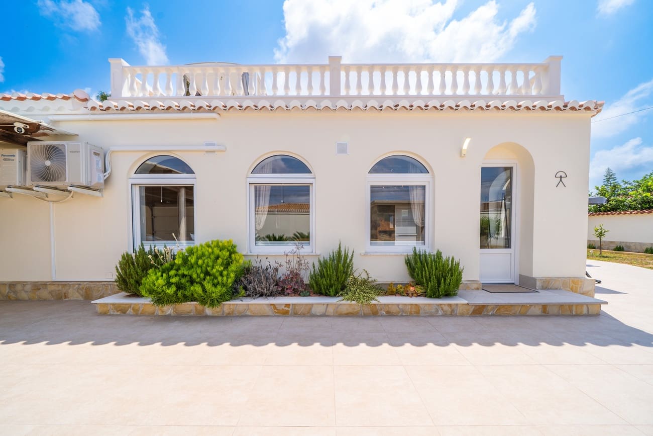 4 Zimmer Villa zu verkaufen in Torrevieja mit Pool - 1.350.000 € (Ref: 9963130)