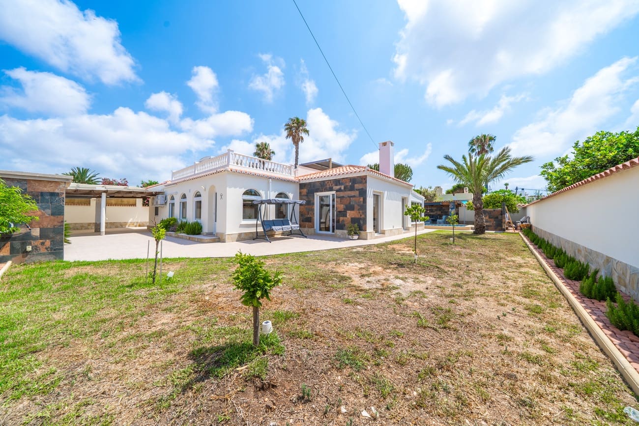 4 Zimmer Villa zu verkaufen in Torrevieja mit Pool - 1.350.000 € (Ref: 9963130)