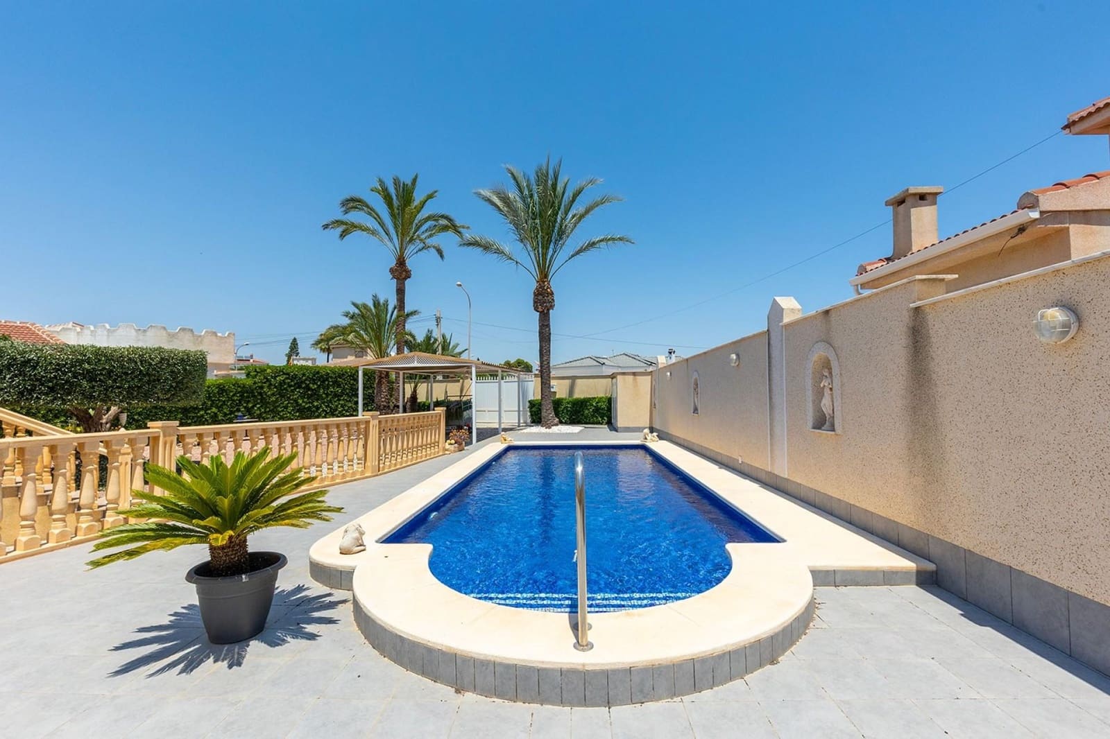 Chalet de 3 habitaciones en Rojales en venta con piscina garaje - 389.500 € (Ref: 9973410)