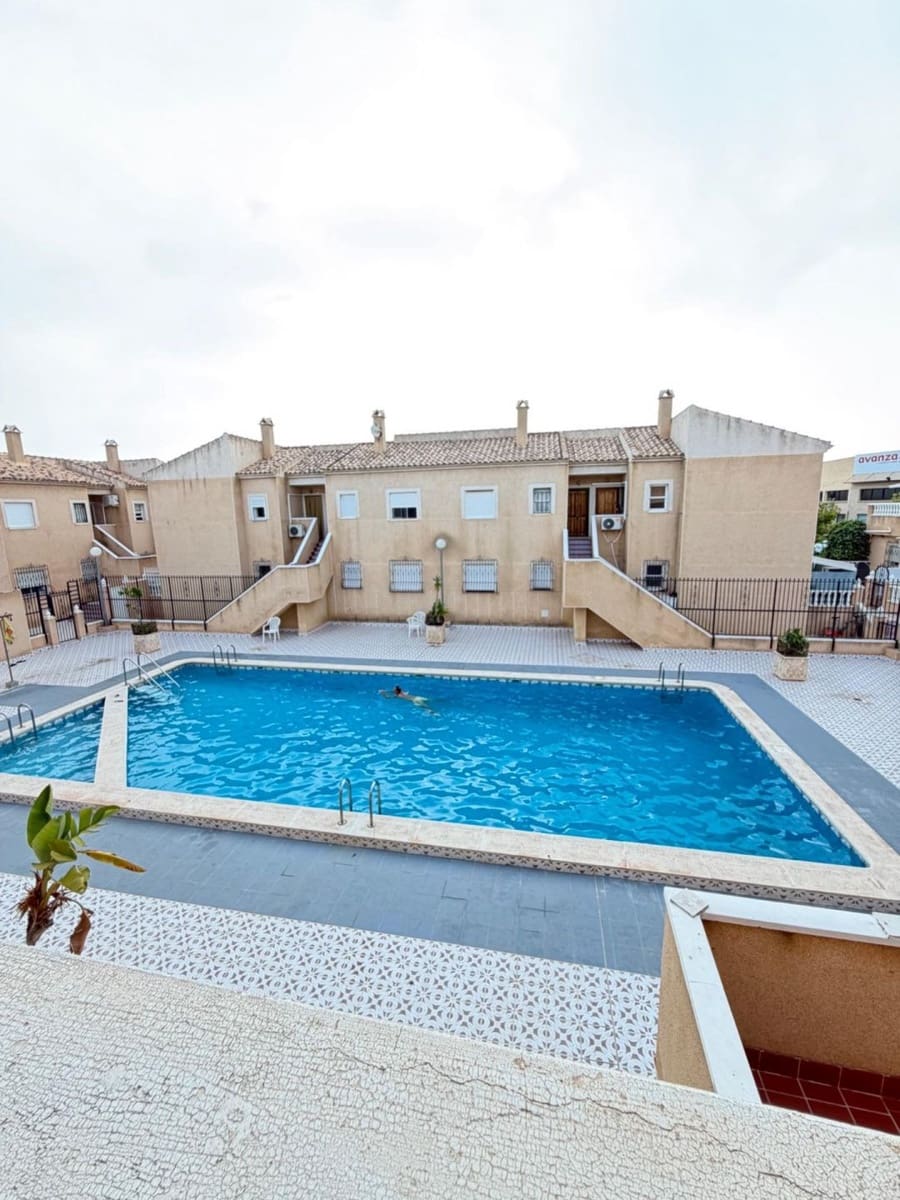 Apartamento de 2 habitaciones en Torrevieja en venta con piscina - 156.900 € (Ref: 9983097)
