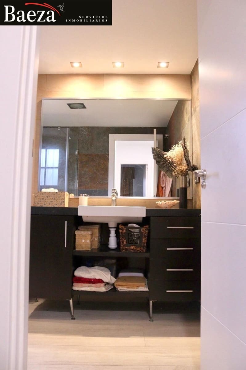 4 soverom Bungalow til salgs i Alicante by med svømmebasseng garasje - € 590 000 (Ref: 9509684)