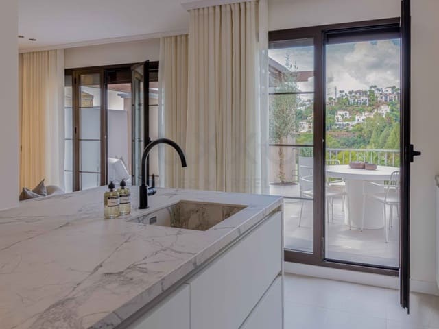 3 sypialnia Apartament na sprzedaż w Los Arqueros - Puerto del Almendro, Benahavís z basenem garażem - 849 000 € (Ref: 9524611)