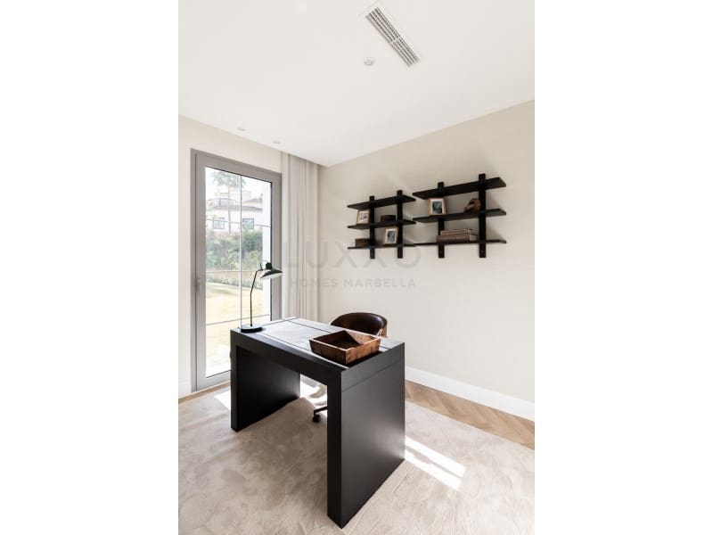 4 bedroom Villa for sale in Benahavis - € 3,895,000 (Ref: 9729299)