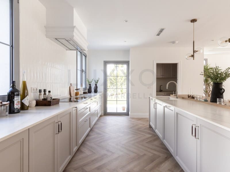 4 bedroom Villa for sale in Benahavis - € 3,895,000 (Ref: 9729299)