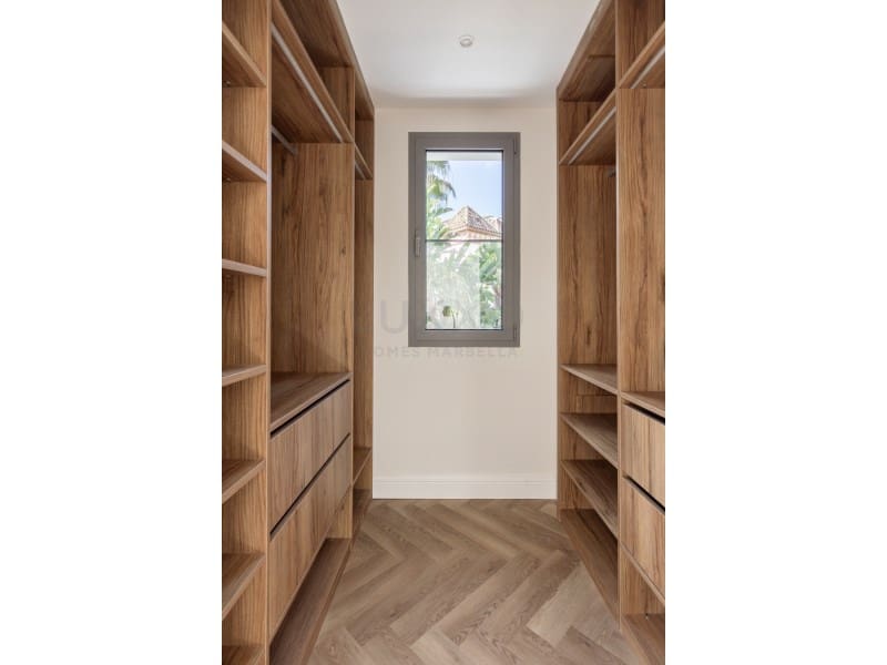 4 bedroom Villa for sale in Benahavis - € 3,895,000 (Ref: 9729299)