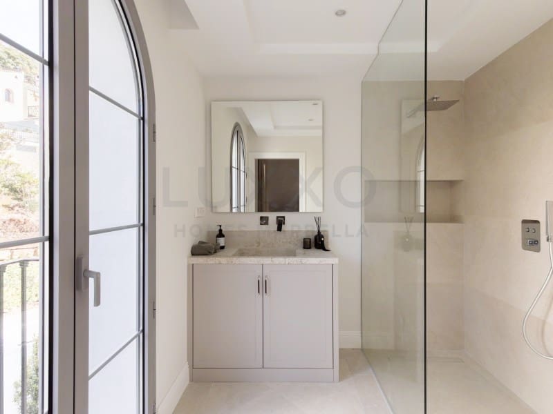 4 bedroom Villa for sale in Benahavis - € 3,895,000 (Ref: 9729299)