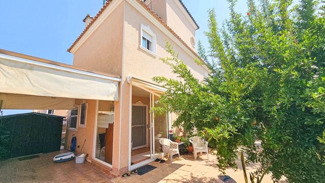 3 slaapkamer Villa te koop in La Zenia, Orihuela met zwembad - € 395.000 (Ref: 10115913)