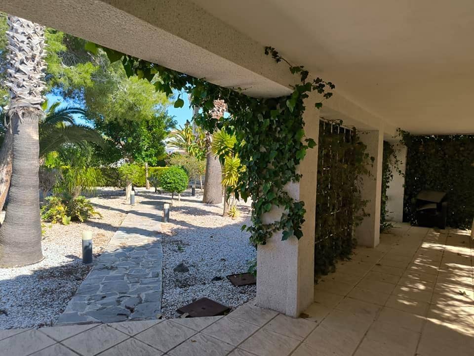 5 soveværelse Villa til salg i La Siesta med swimmingpool - € 499.000 (Ref: 9531060)