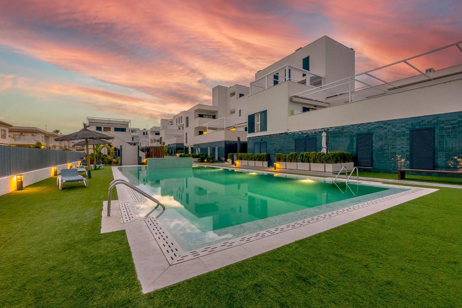 2 makuuhuone Huoneisto myytävänä paikassa Playa Flamenca mukana uima-altaan 
autotalli - 289 000 € (Ref: 9531965)