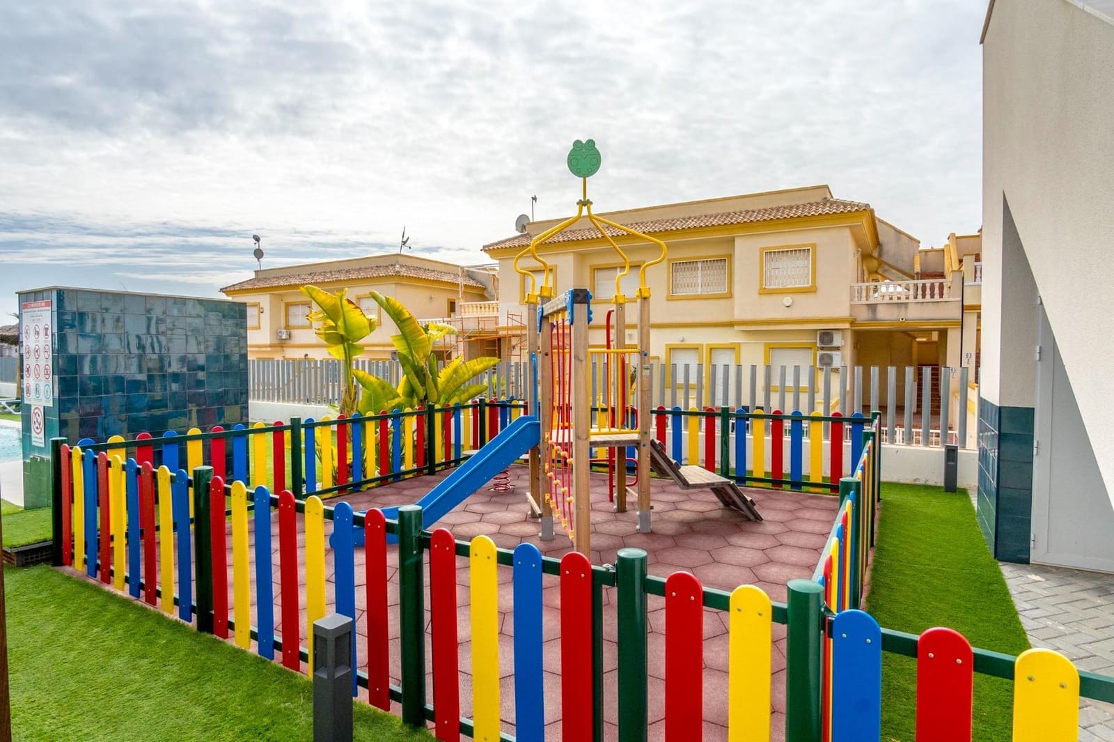 2 makuuhuone Huoneisto myytävänä paikassa Playa Flamenca mukana uima-altaan 
autotalli - 289 000 € (Ref: 9531965)