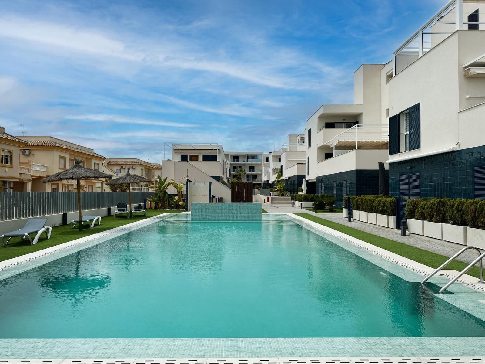 2 makuuhuone Huoneisto myytävänä paikassa Playa Flamenca mukana uima-altaan 
autotalli - 289 000 € (Ref: 9531965)