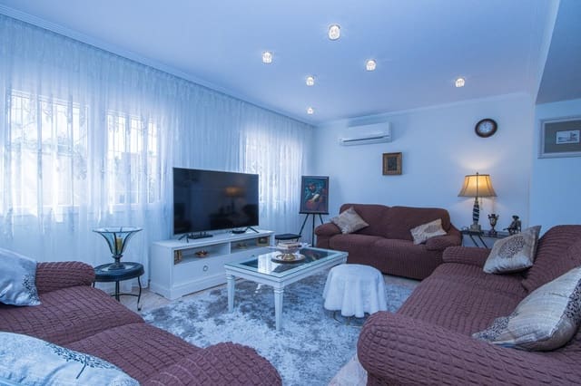 6 makuuhuone Huvila myytävänä paikassa Los Balcones - Los Altos, Torrevieja mukana uima-altaan 
autotalli - 930 000 € (Ref: 9615464)
